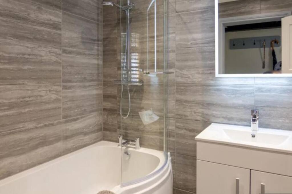 A Bright And Spacious Gem Holiday home Staines-upon-Thames