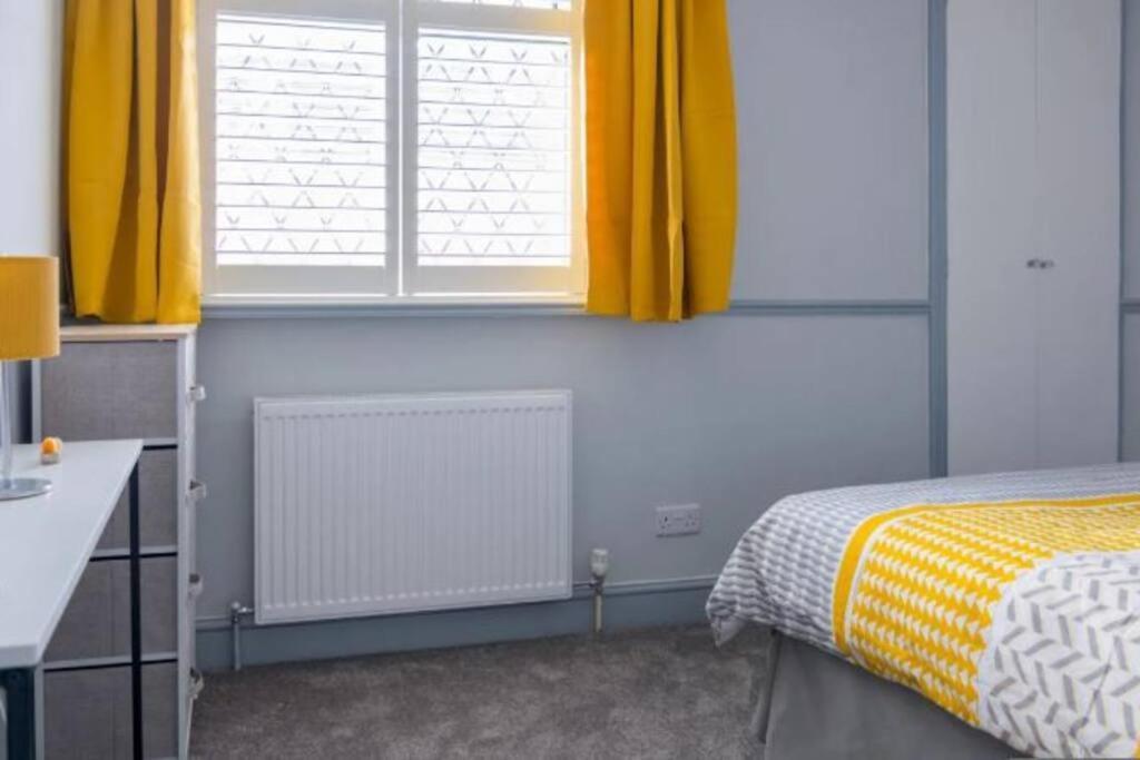 Holiday home A Bright And Spacious Gem Staines-upon-Thames